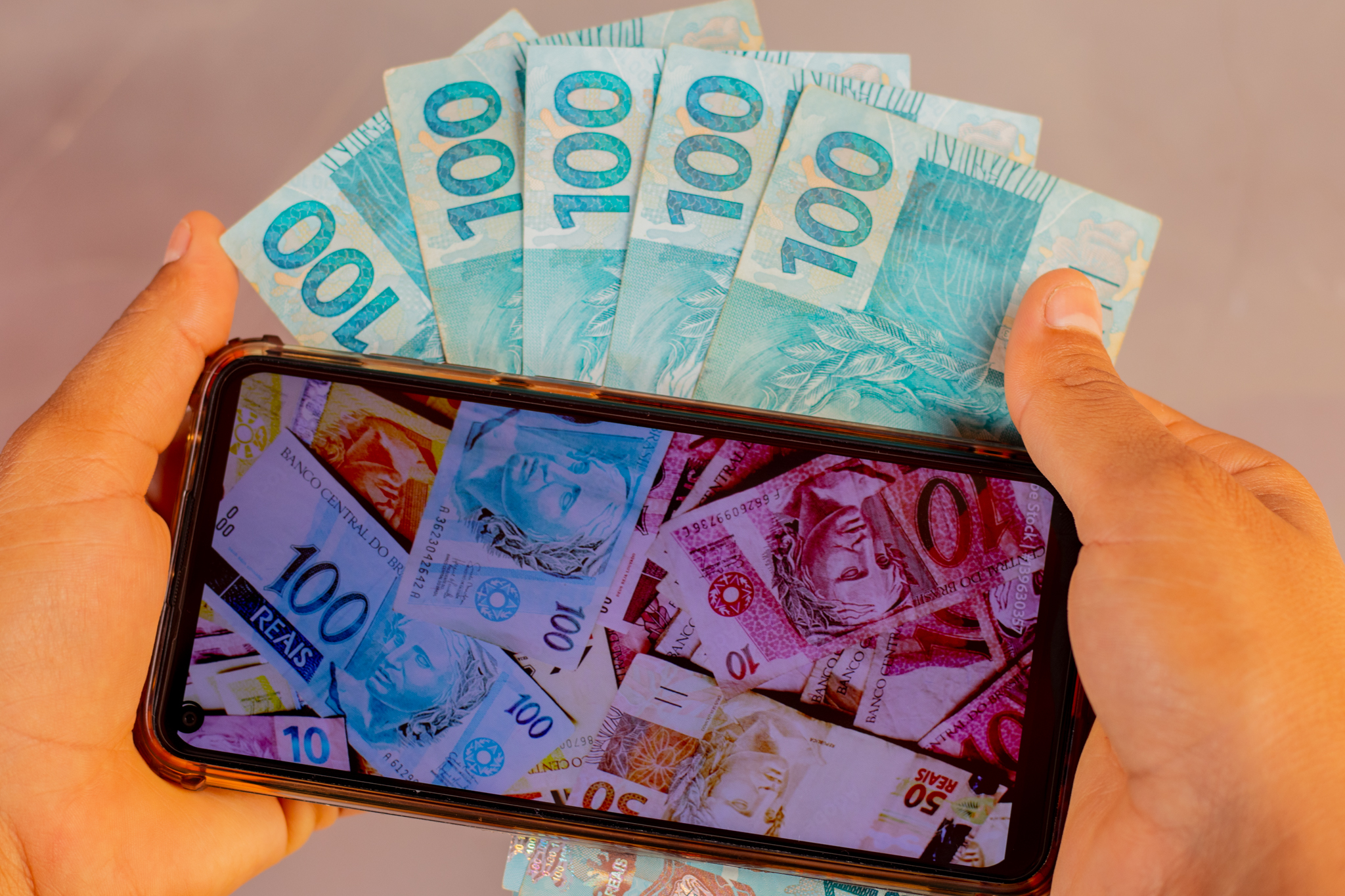 Salário-mínimo ideal está bem longe da realidade, mesmo com aumento real do piso em 2023.