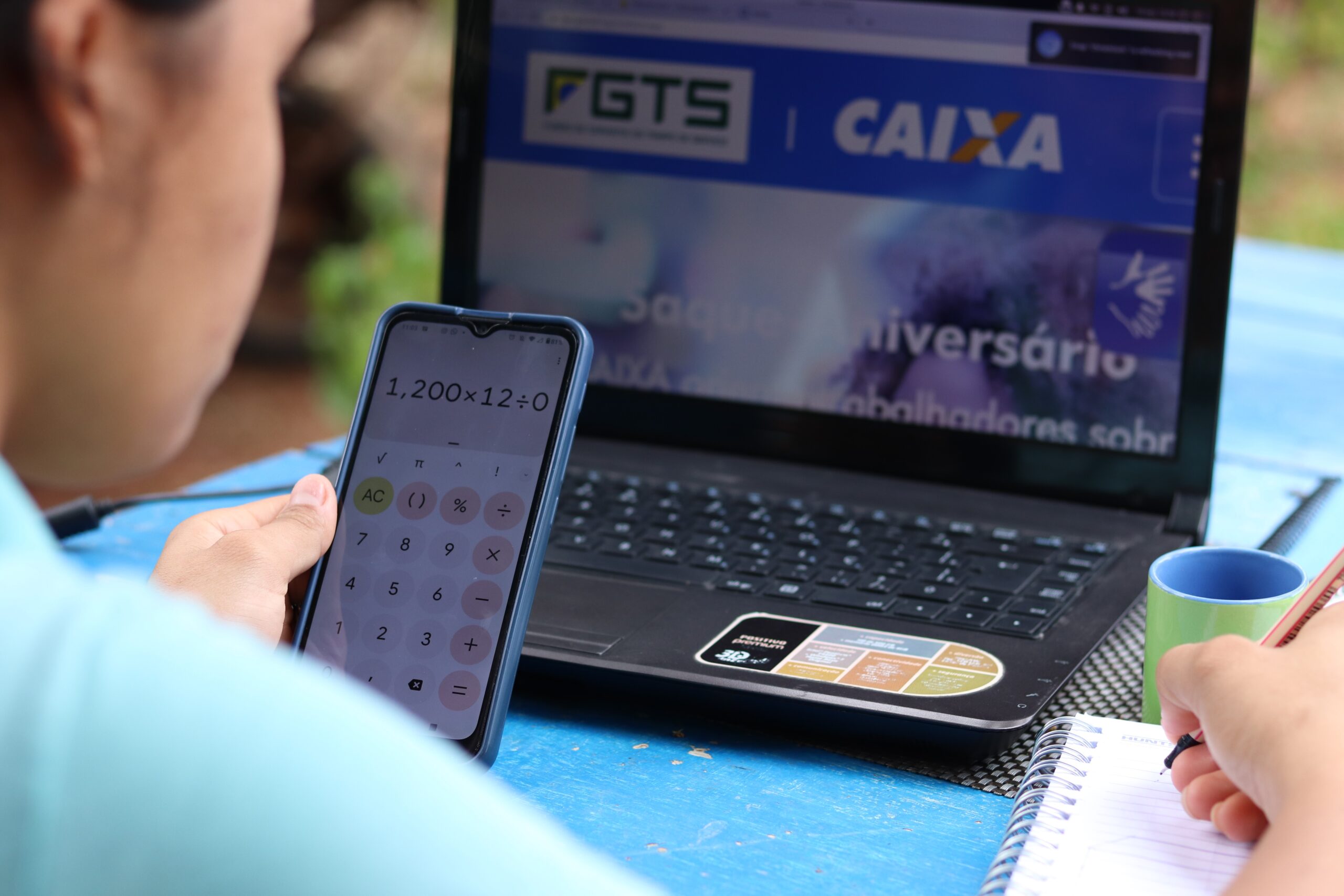 Pessoa no site do FGTS