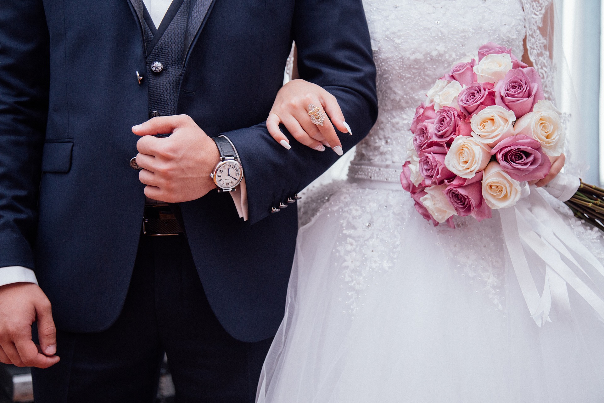 Duas pessoas em um casamento