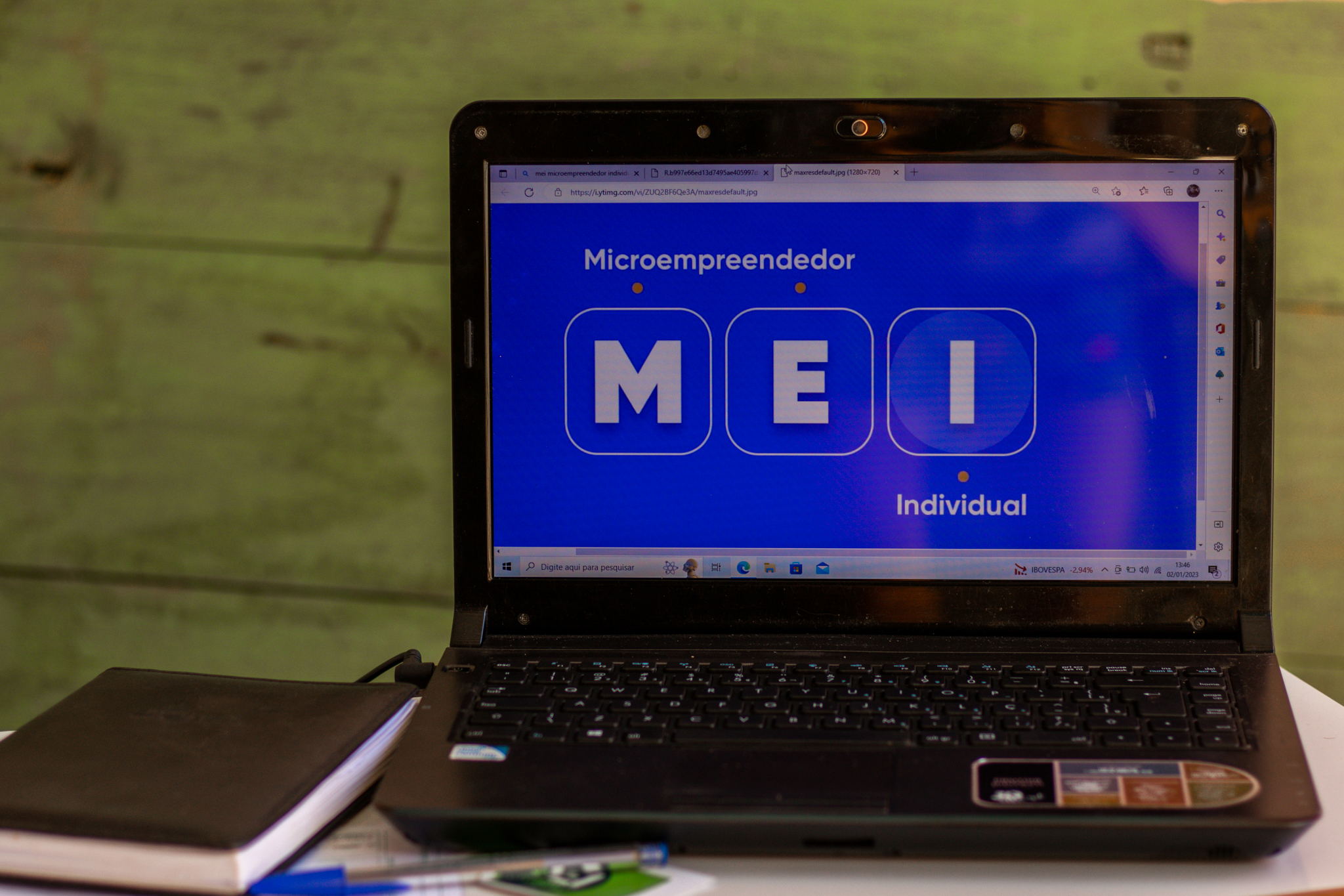 Notebook aberto em um papel de parede de MEI