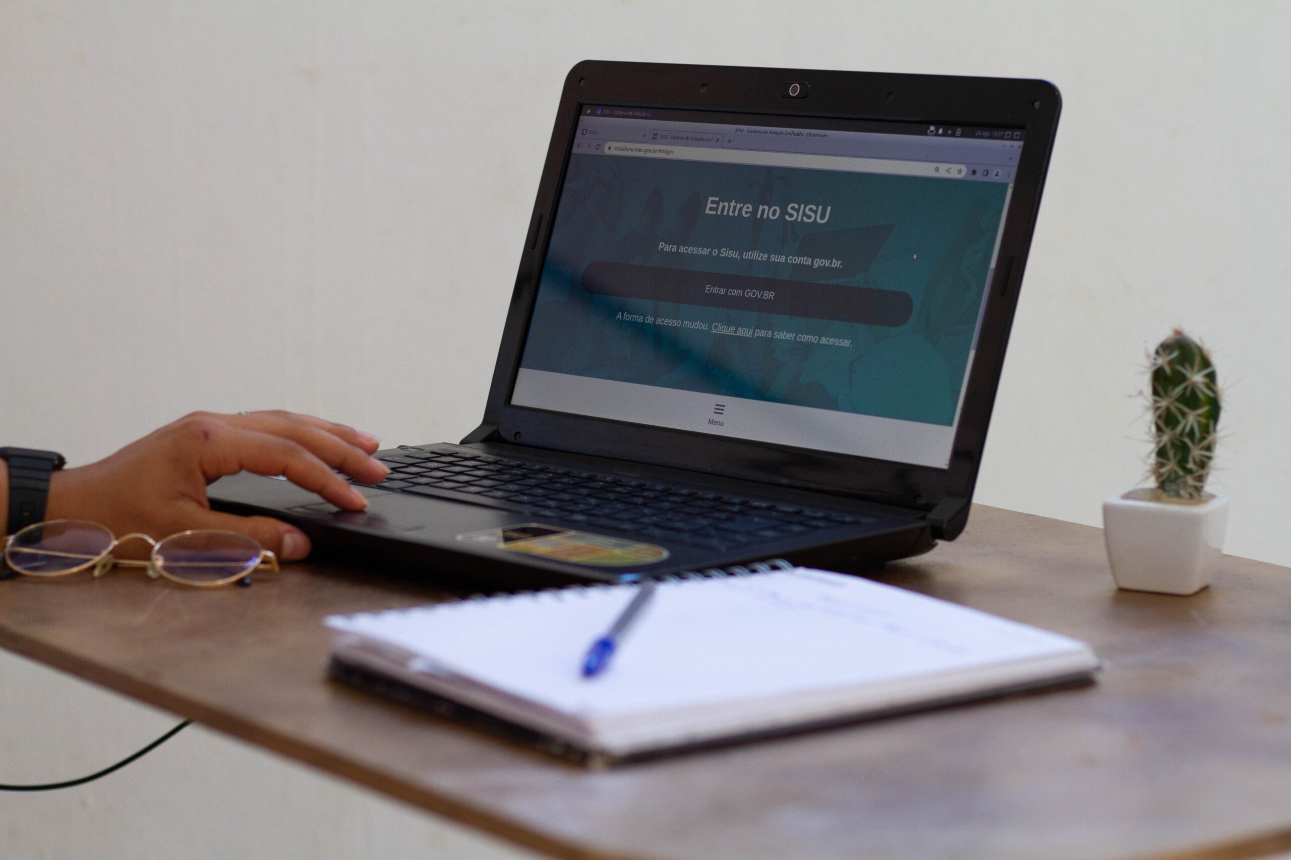 Pessoa acessando o site do Sisu