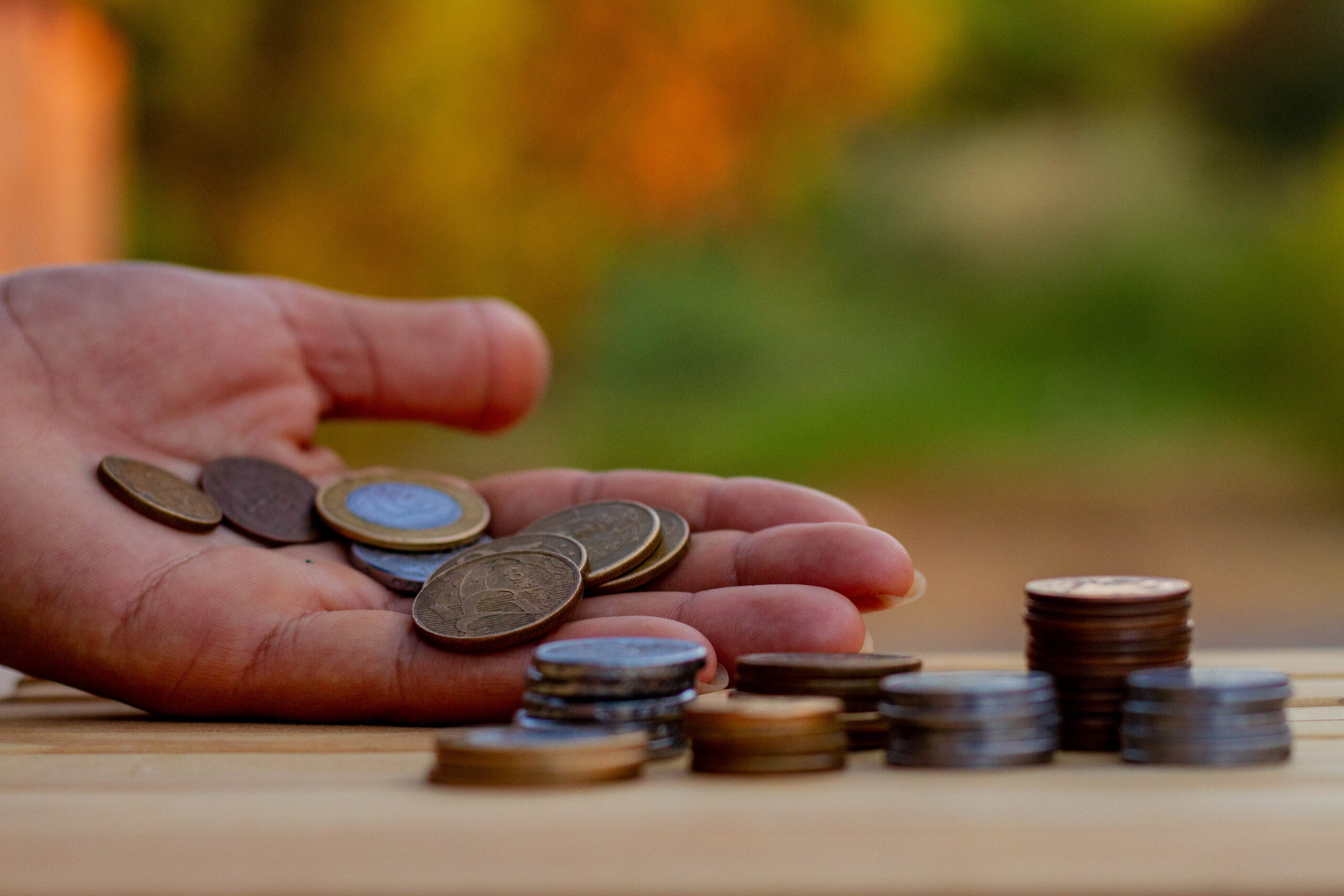 Pessoa com várias moedas em mãos