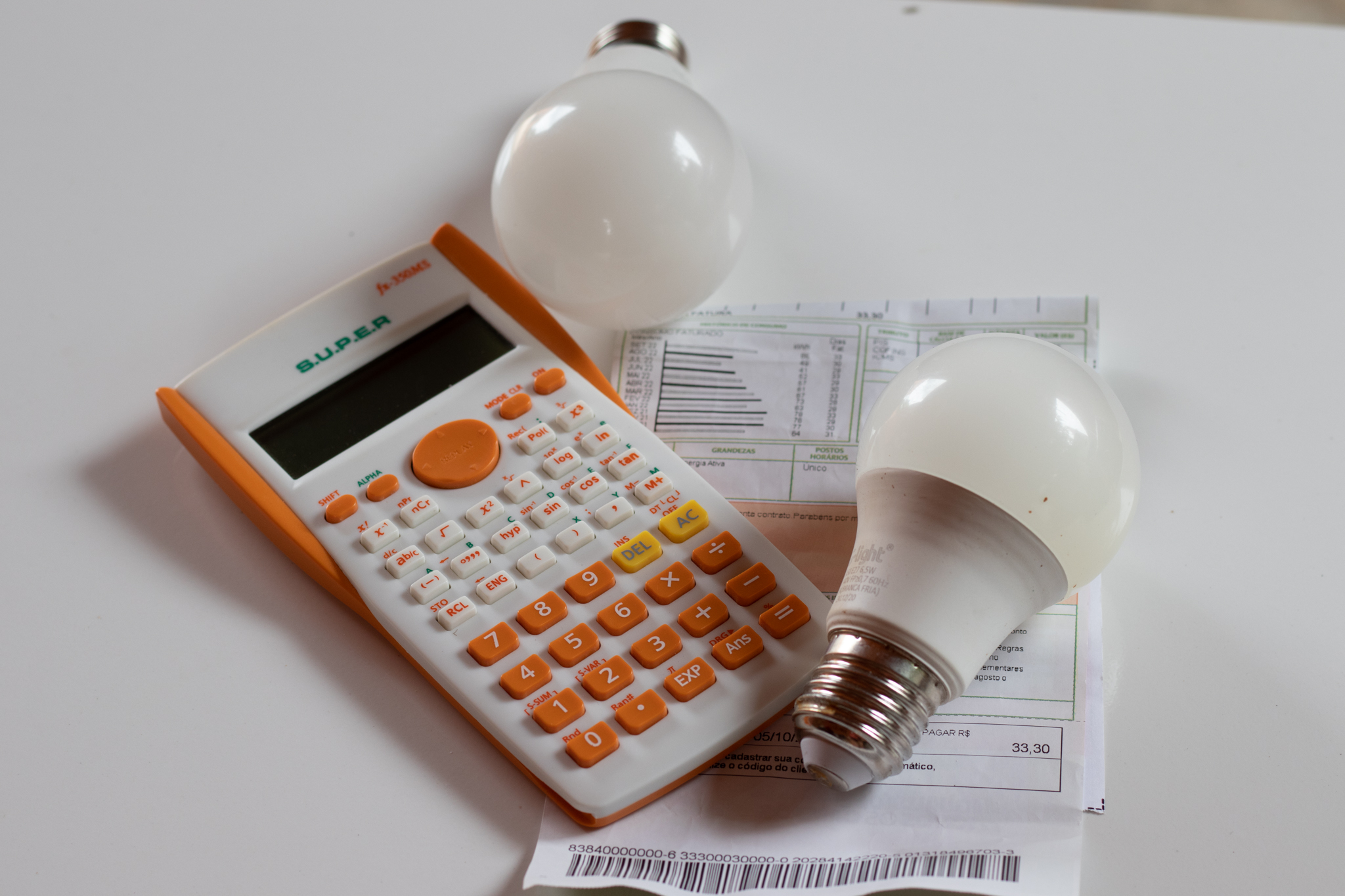 Duas lâmpadas, uma calculadora e uma conta de energia