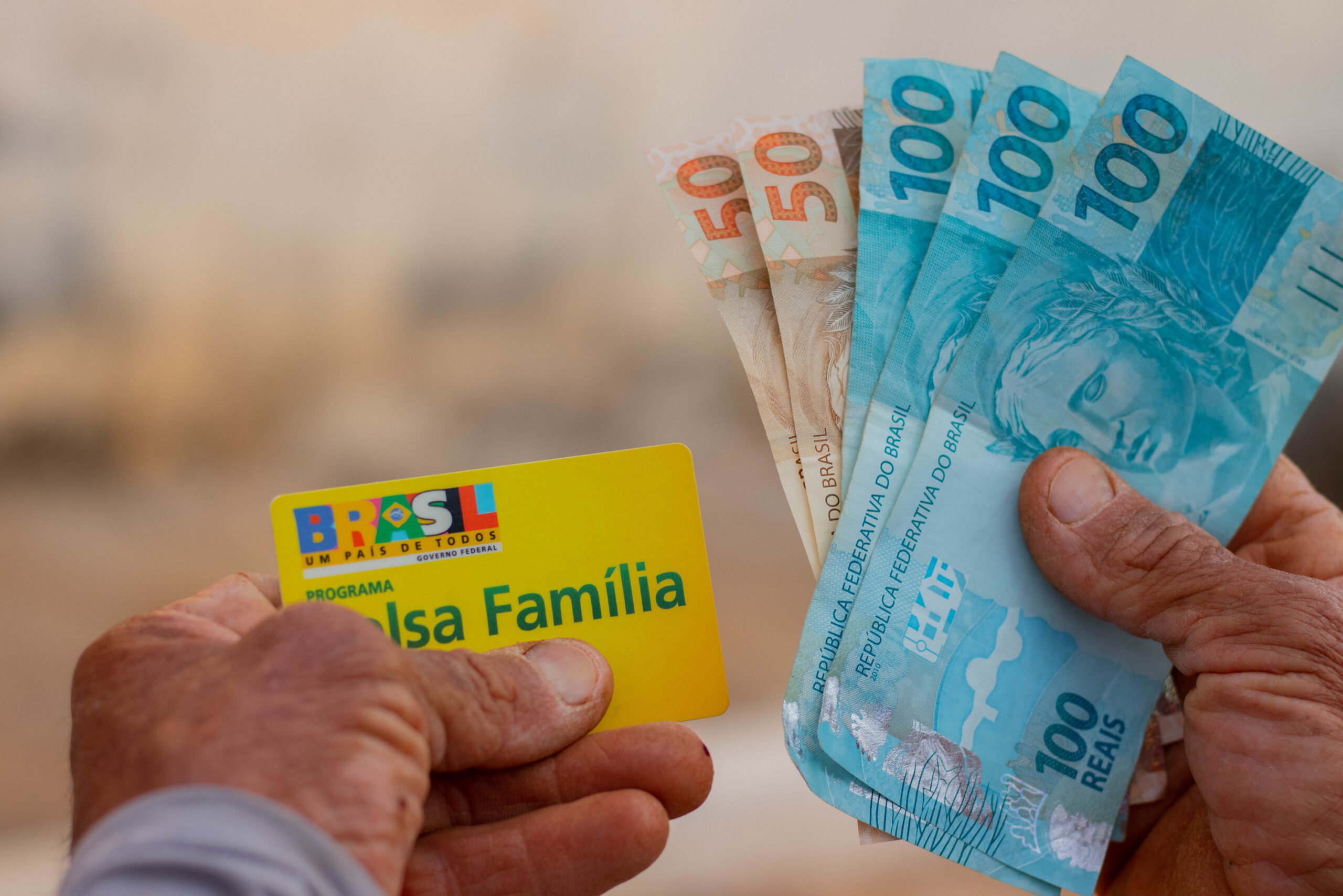 Quem recebe Bolsa Família pode comprar casa ou carro