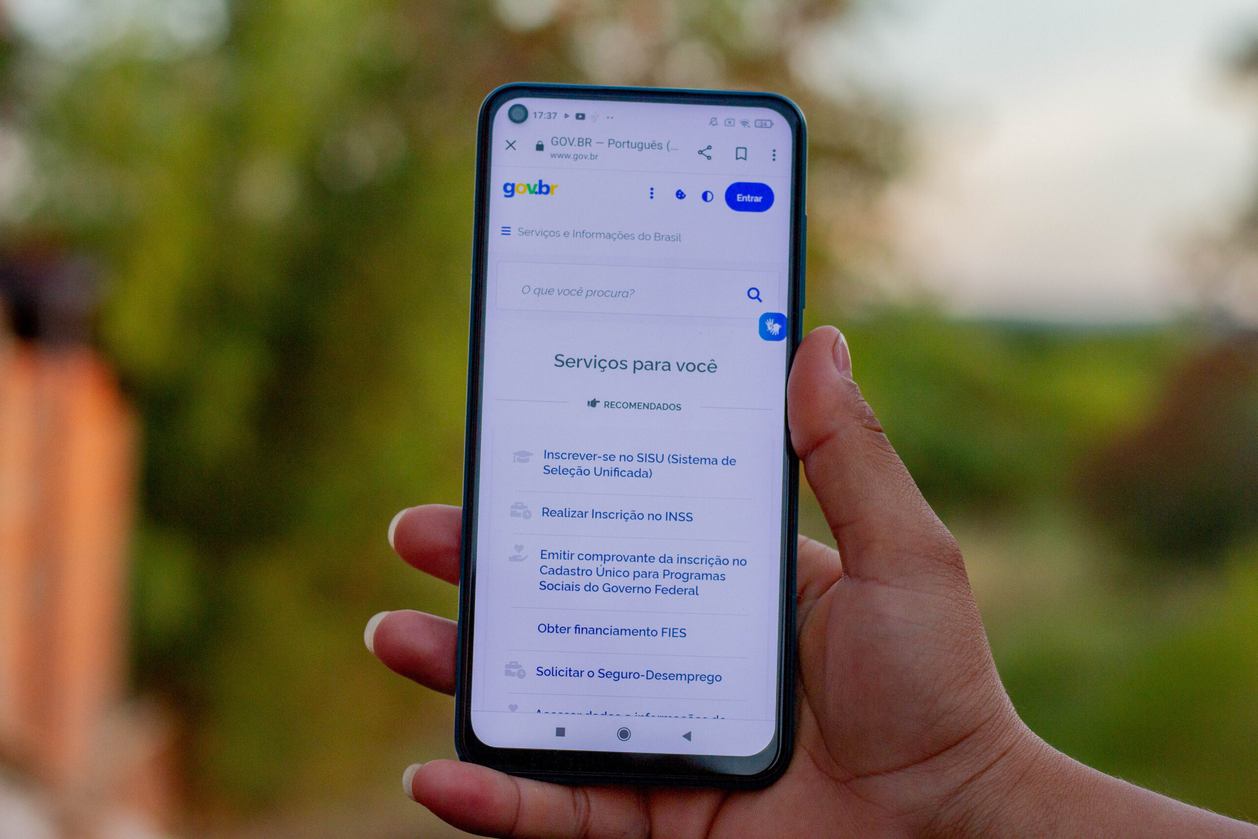 Pessoa segurando celular nas mãos