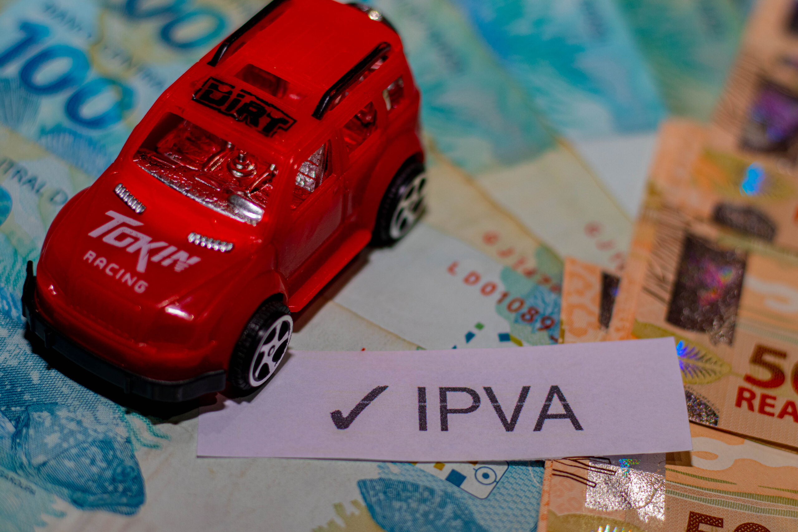 Carro com o nome IPVA ao lado