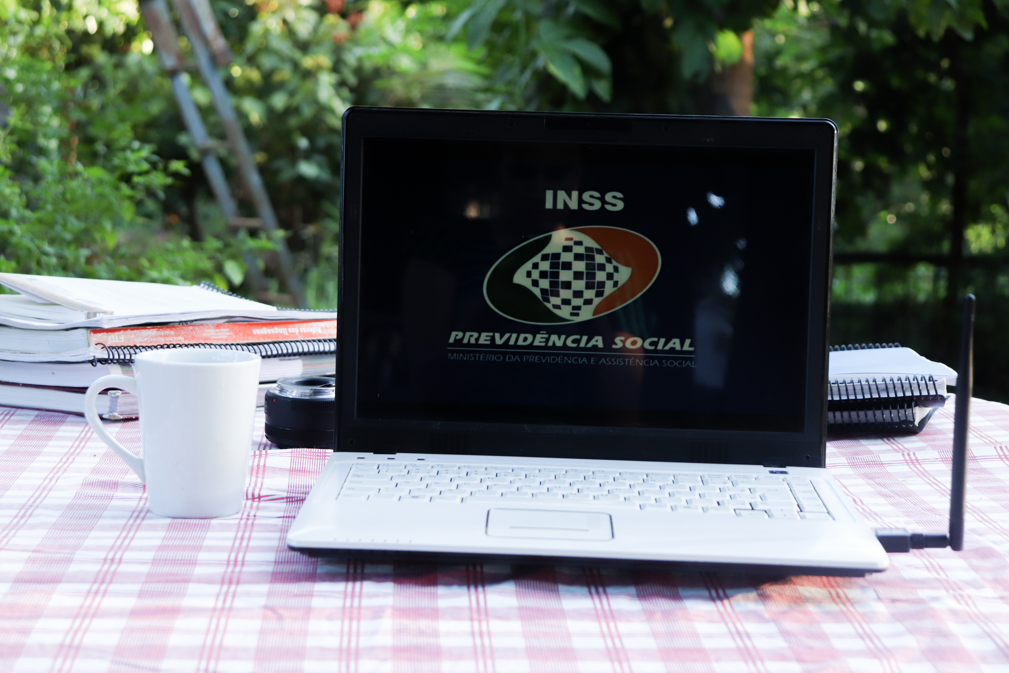Notebook com uma imagem inerente ao Meu INSS