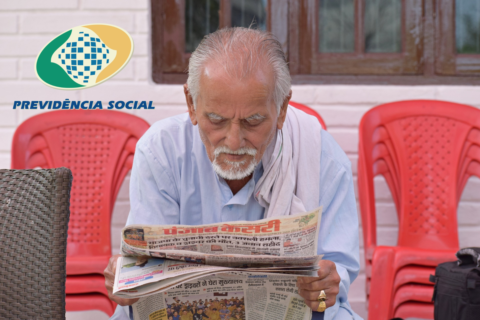 Idoso lendo um jornal