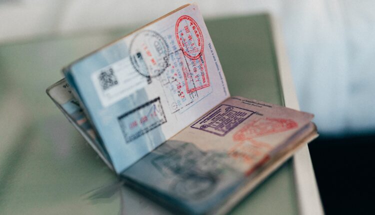 Ele perdeu o passaporte e a CNH por causa das dívidas; veja o que pode acontecer com você