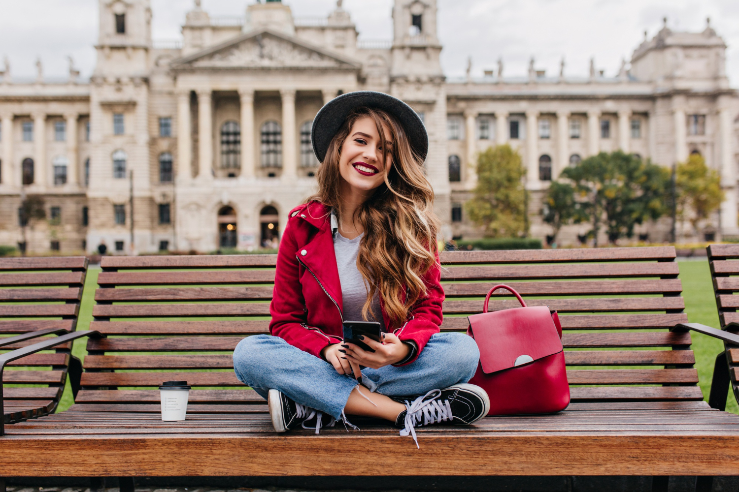 As inscrições para estudar fora do Brasil vão até o dia 31 de maio de 2023. Imagem: lookstudio / FreePik