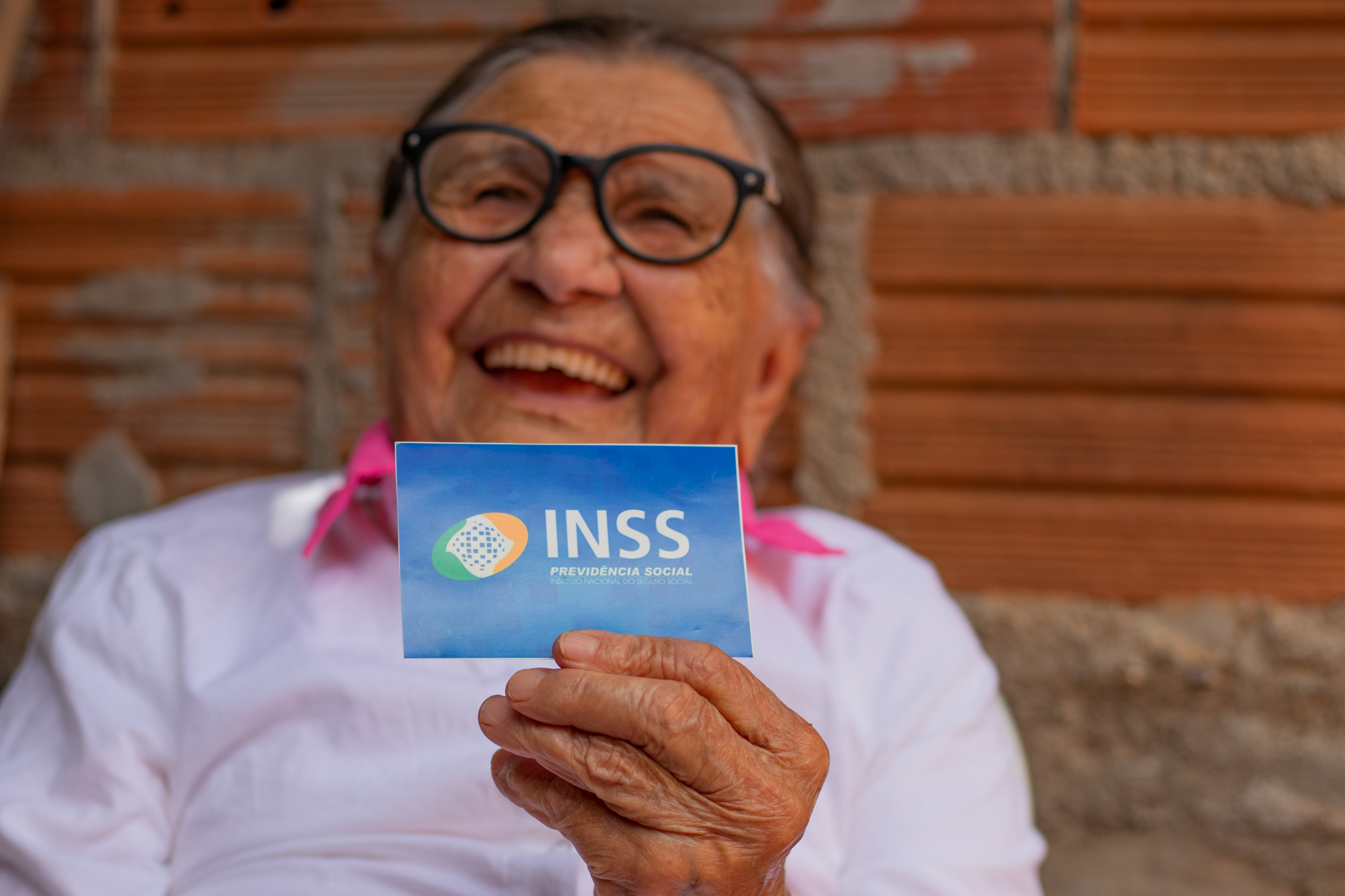Grande PRESENTE para os aposentados! Novo cartão do INSS vem com surpresa