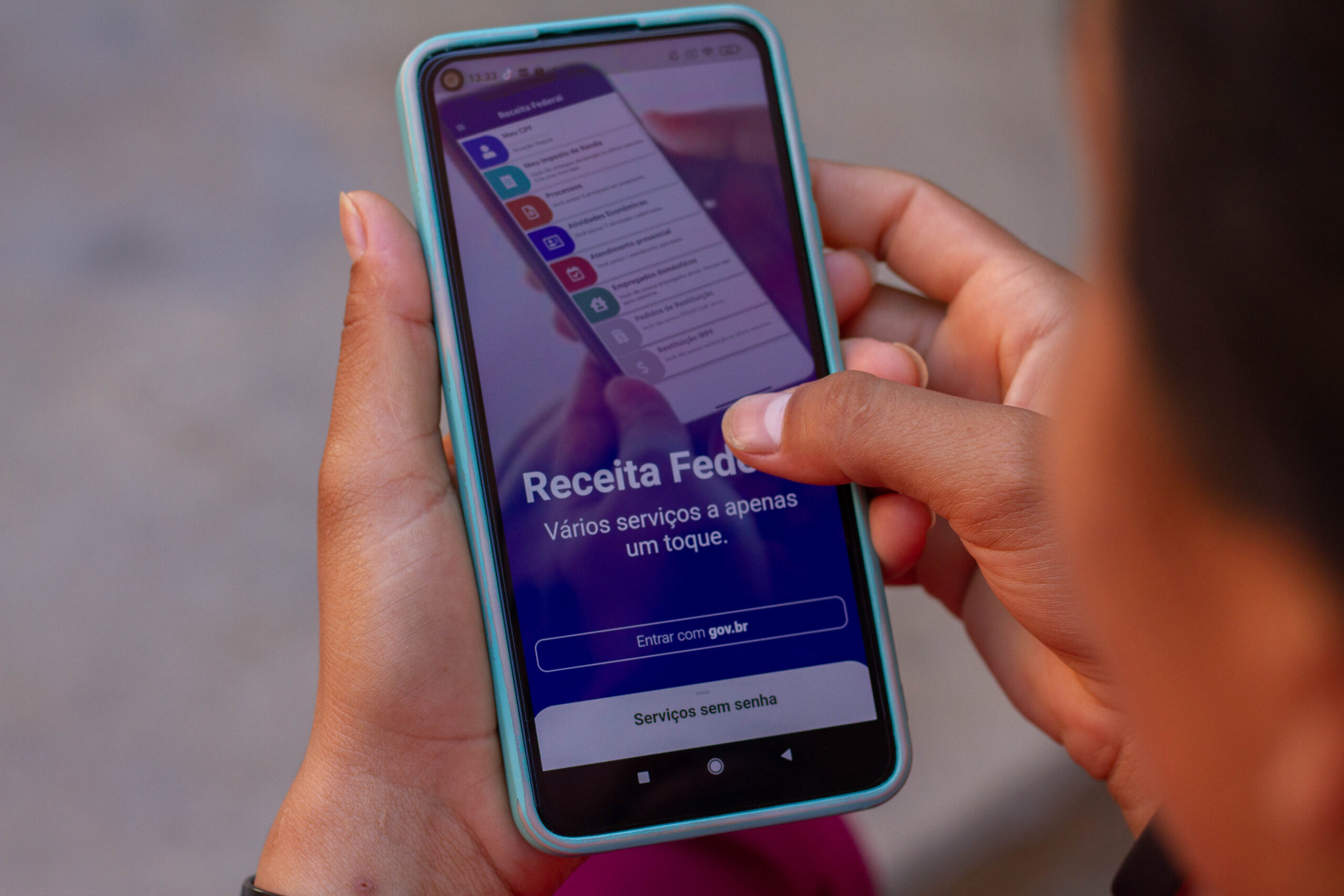 Pessoa acessando aplicativo da Receita Federal para declarar o Imposto de Renda