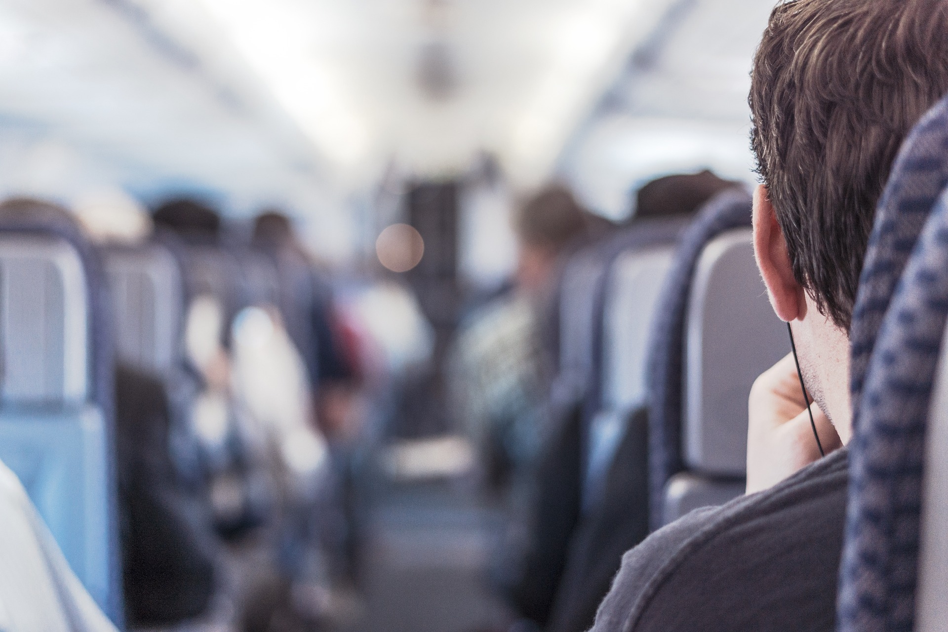 Pessoa viajando em avião