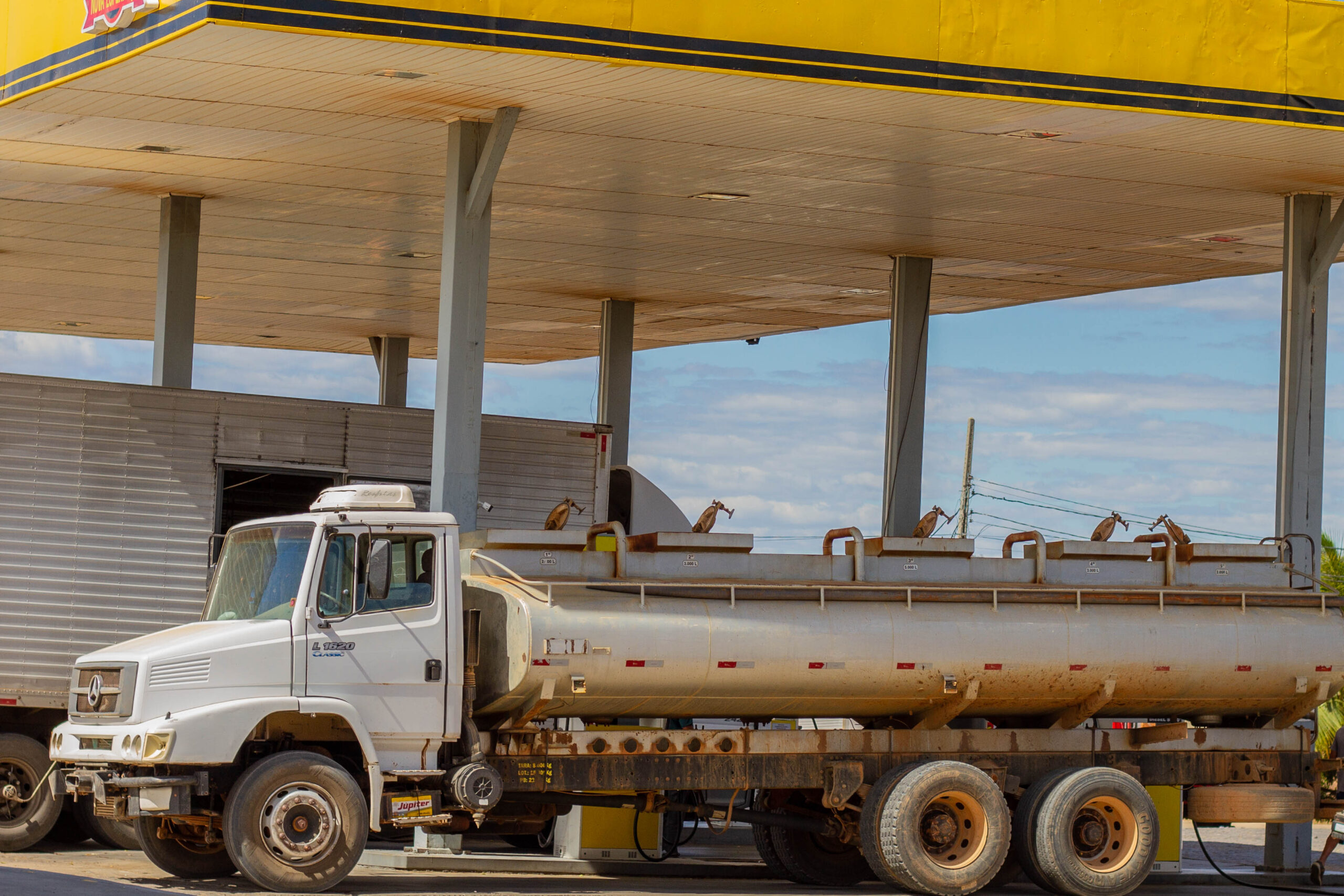 Caminhão entregando gasolina
