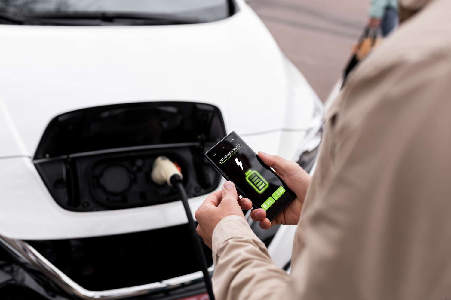 Por que você JAMAIS deveria carregar o celular dentro do carro