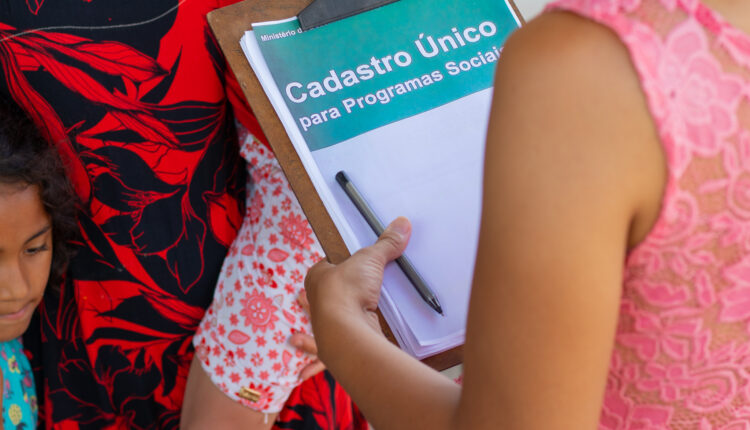Pessoa cadastrando novos usuários no CadÚnico