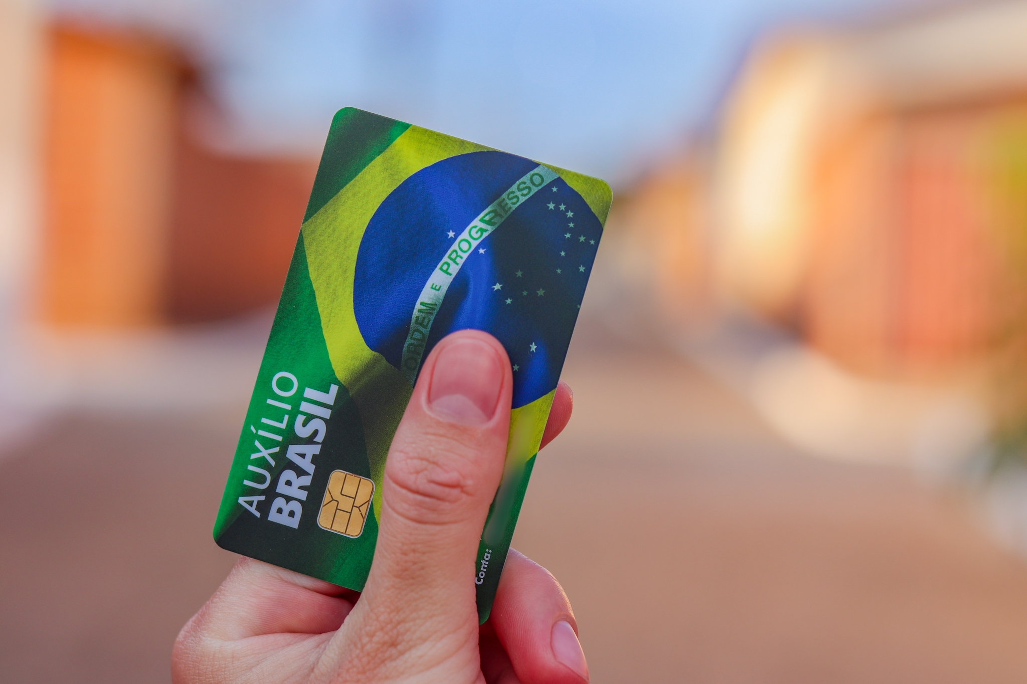Quem tem cartão do Auxílio Brasil vai poder continuar usando Entenda