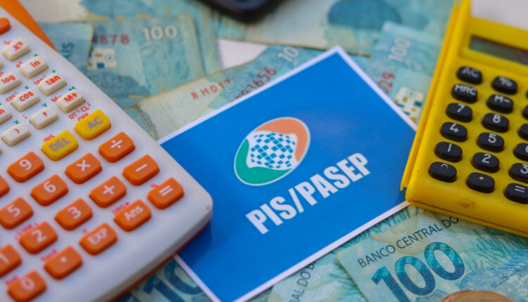 Abono do PIS não CAIU NA CONTA Veja como receber os R$ 1.302