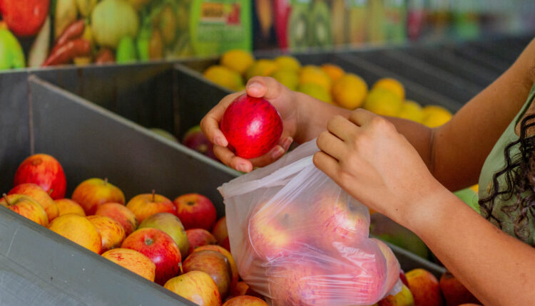 Pessoa pegando frutas