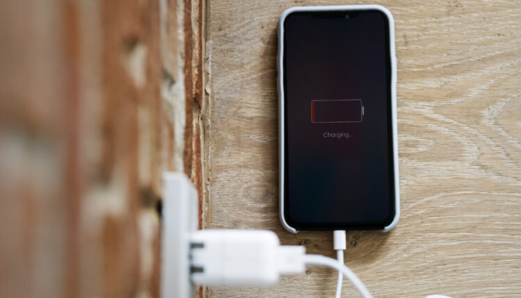 FBI alerta para risco em carregar celular publicamente; entenda