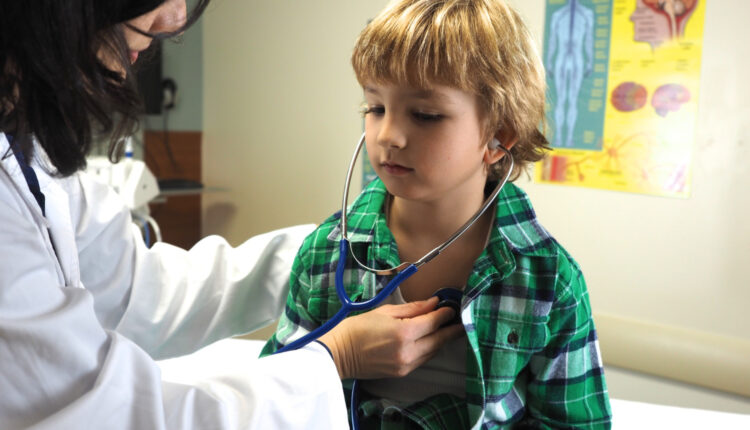 Levar o filho ao médico gera DESCONTO no salário do mês