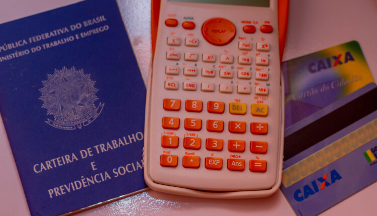 Quando você tem direito a receber 40% de TODO o saldo do FGTS