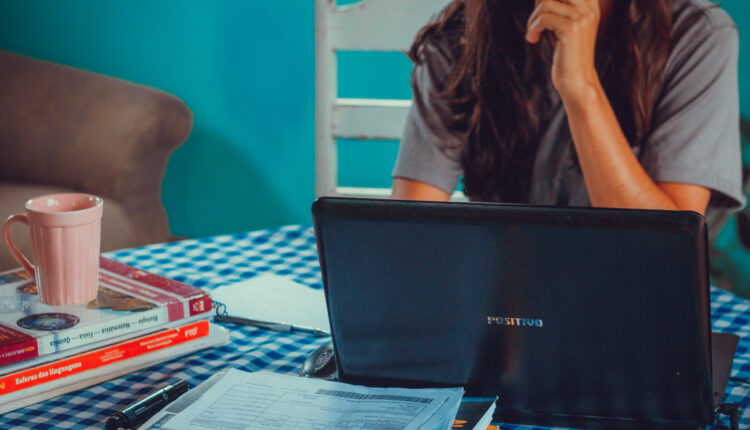 Jovem estudando