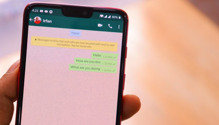 5 sinais ÓBVIOS de que tem gente estranha olhando suas conversas no WhatsApp