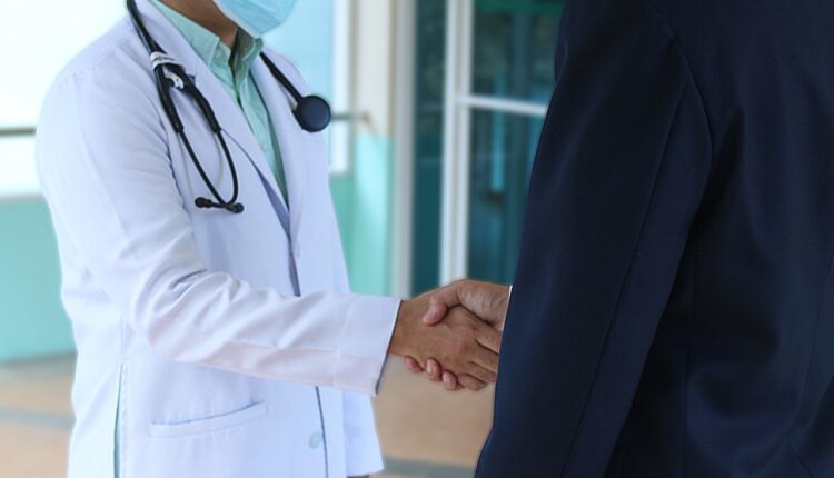 Homem indo ao médico