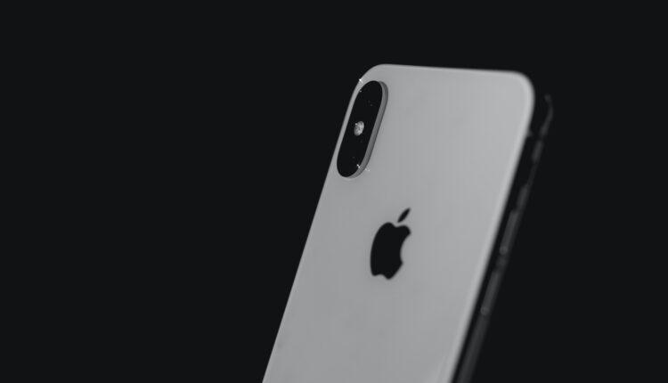 Apple é acusada de reduzir a vida útil do iPhone para obrigar TROCA