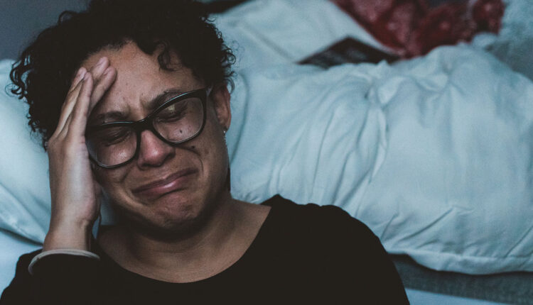 Mulher fica ENOJADA ao descobrir que irmãos são filhos do marido com sua mãe