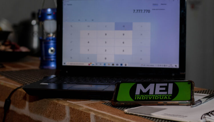 O que acontece com MEI se ganhar mais de R$ 6.8 mil por mês