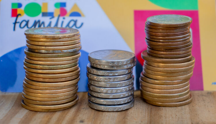 Que HORAS o Bolsa Família cai na conta Veja qual é a programação