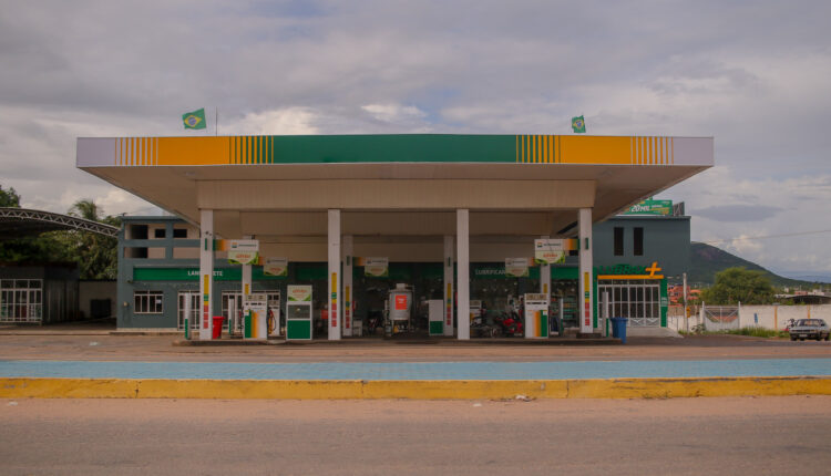 Queda HISTÓRICA no preço da gasolina Petrobras decide abaixar valor