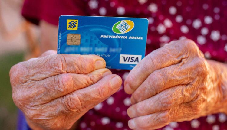 Saiba como obter DESCONTOS utilizando o novo CARTÃO do INSS; garanta seus direitos!