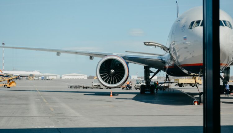 Aposentados poderão voar de avião pagando MENOS