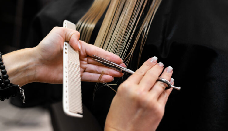 Aprenda a afinar seu rosto com estes 3 cortes de cabelo; você também ficará mais jovem