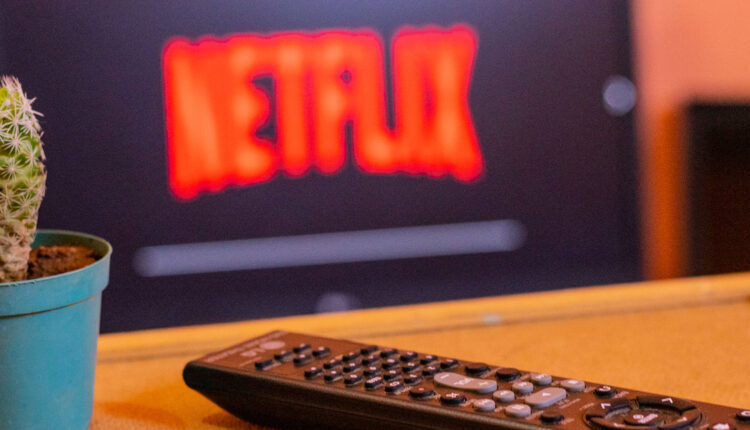 Assediadores usam Netflix e outros streamings para fazer vítimas