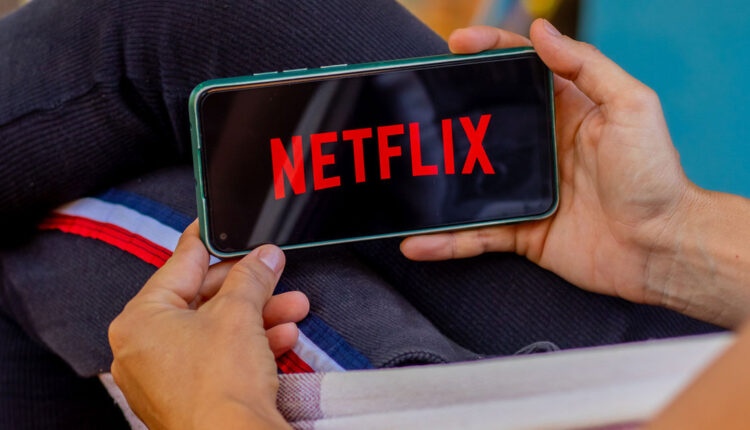 Assinantes da Netflix foram avisados para parar de assistir o aplicativo? Entenda o que acontece