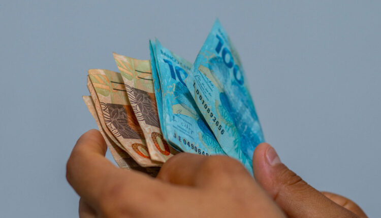 Brasileiros podem SACAR R$ 1.300 e não sabem disso; entenda
