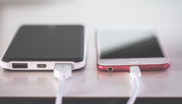 CARREGADOR de celular quente demais é mau sinal; veja 5 hábitos que detonam ele