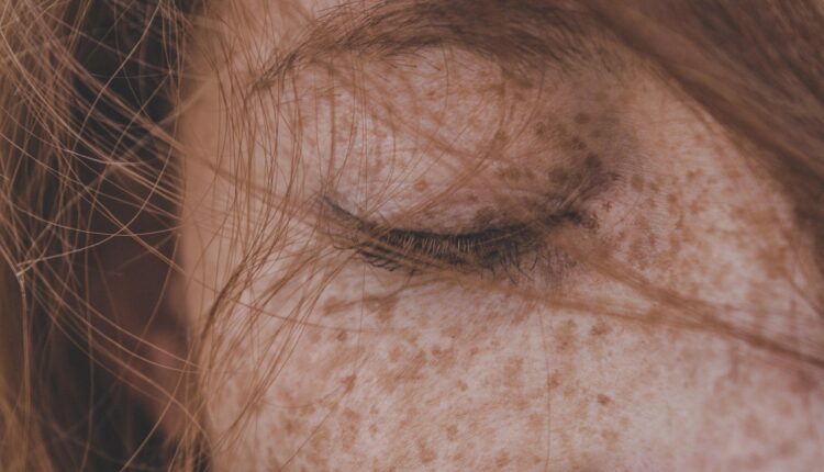 Moça de olhos fechados