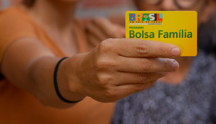 Divulgada a lista de quem receberá os atrasados do Bolsa Família bloqueado; veja o valor