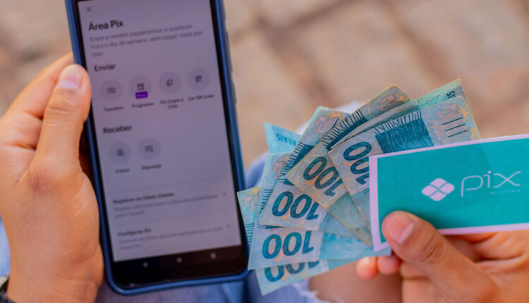Empresas terão que PAGAR para usar PIX? Veja quem está livre