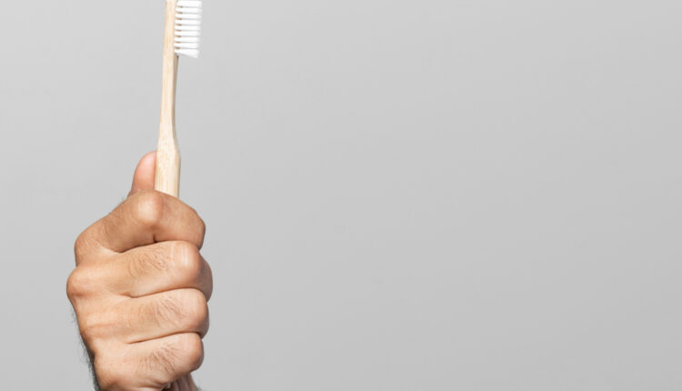 Escova de dentes no banheiro é um PROBLEMÇA; confira 3 riscos