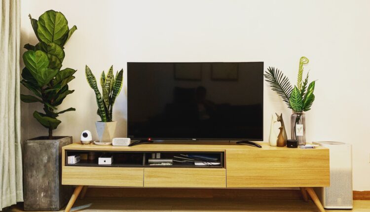 Este é o JEITO CERTO de limpar a tela da TV sem estragar o aparelho