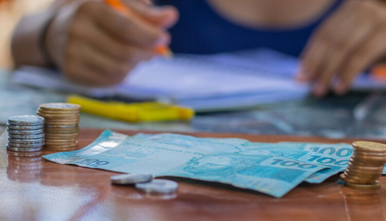 Estudantes têm direito a pedir R$ 5.800 do governo e não fazem ideia