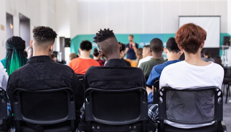 Fim dos obstáculos! Bolsa auxílio promete garantir a permanência dos alunos no ensino médio