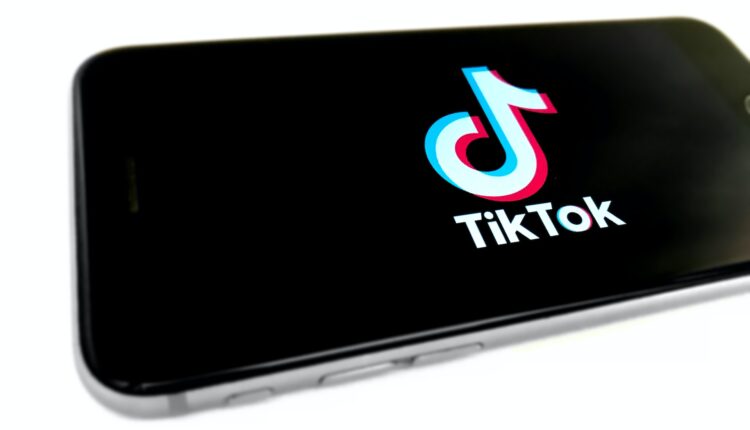 Ganhar dinheiro para ficar 10 HORAS no TikTok; é a proposta de uma empresa