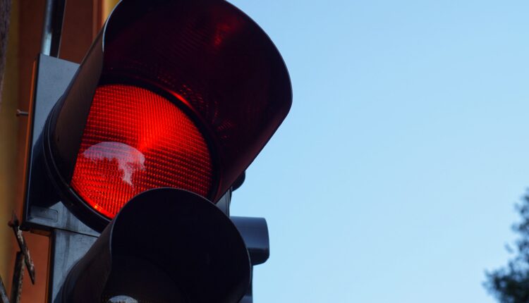 Mais CONFUSÃO no trânsito Projeto prevê criar luz ADICIONAL no semáforo